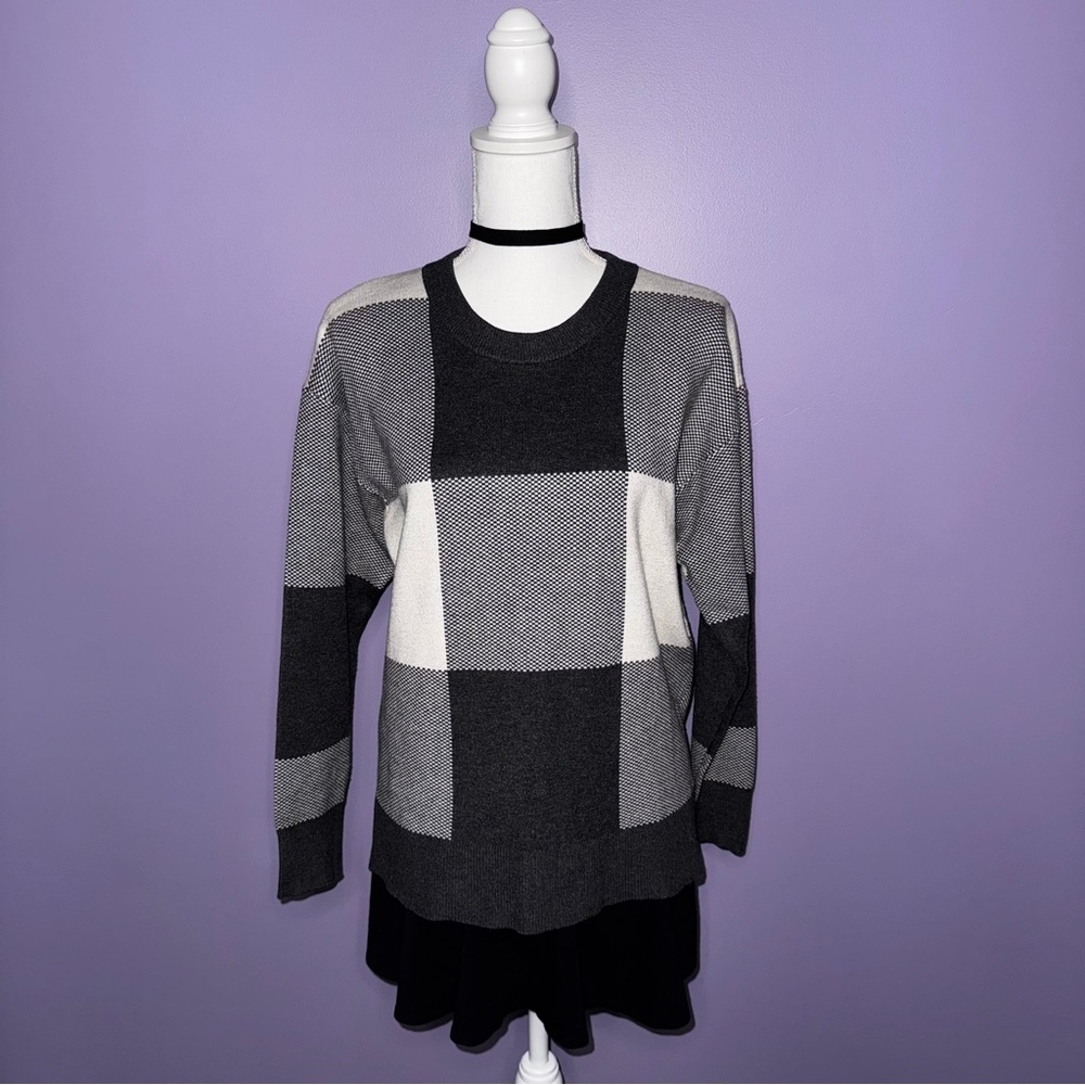 NEW Tahari Gray and White Checkered Sweater